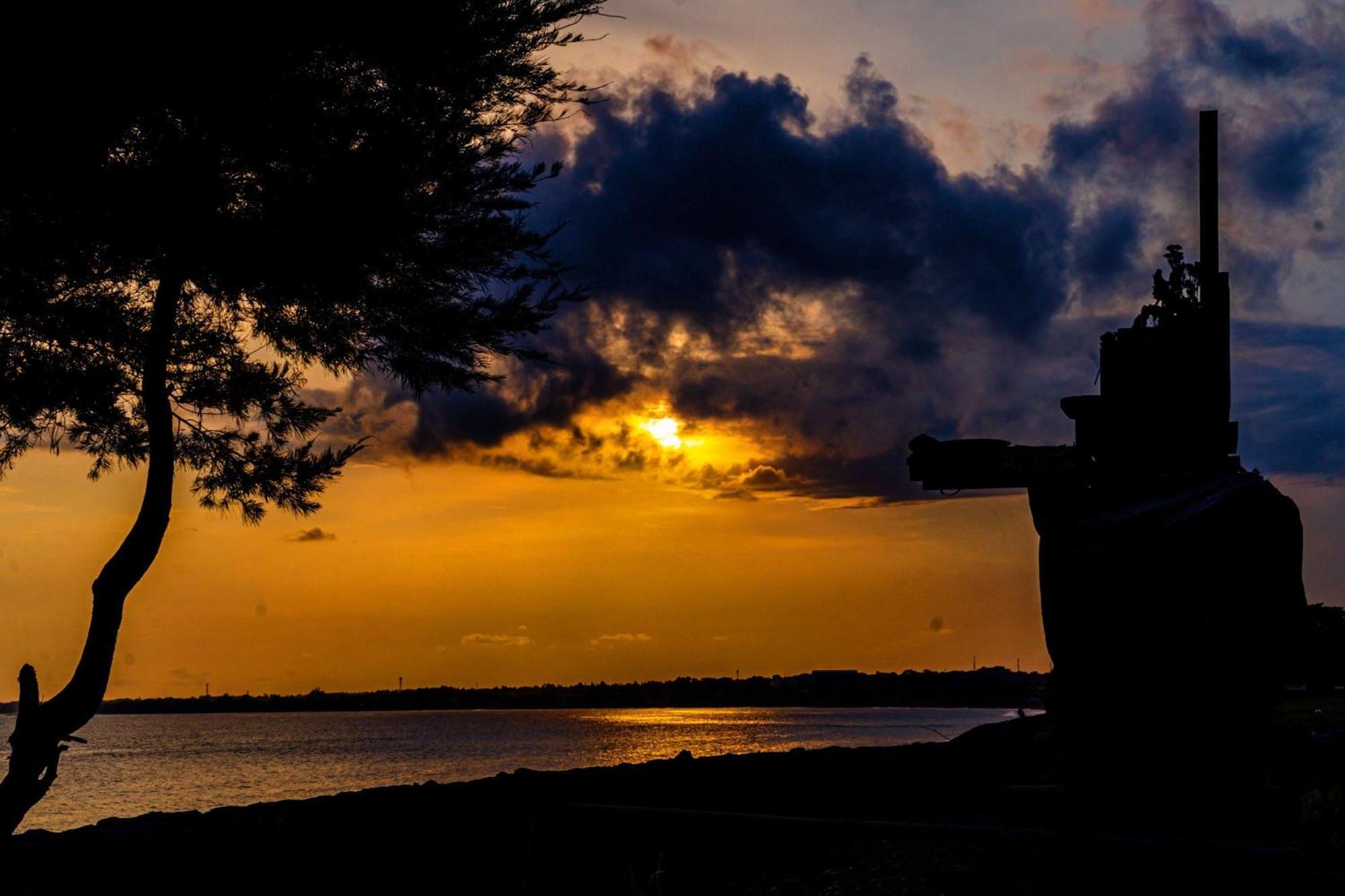 Wyndham Tamansari Jivva Resort Bali Siyut Esterno foto Sunset at Lake Worth