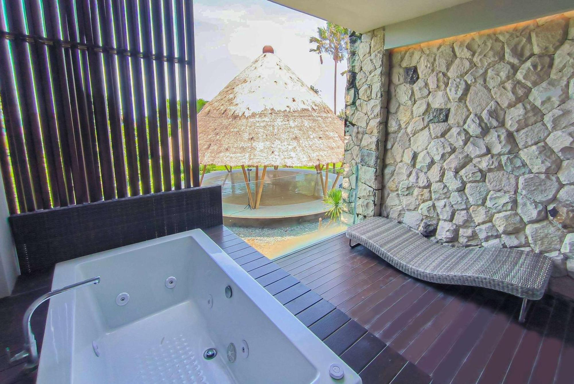 Wyndham Tamansari Jivva Resort Bali Siyut Esterno foto A private spa at a hotel