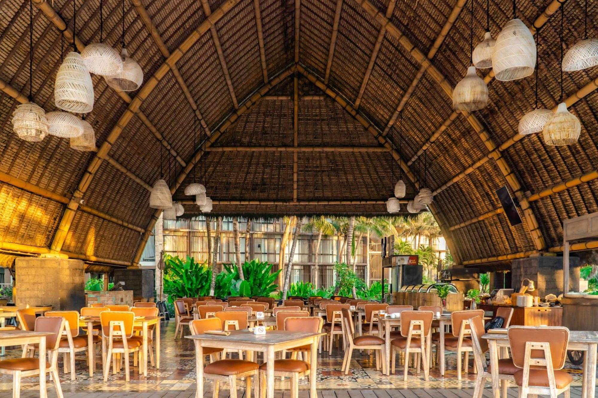 Wyndham Tamansari Jivva Resort Bali Siyut Esterno foto Interior of the restaurant