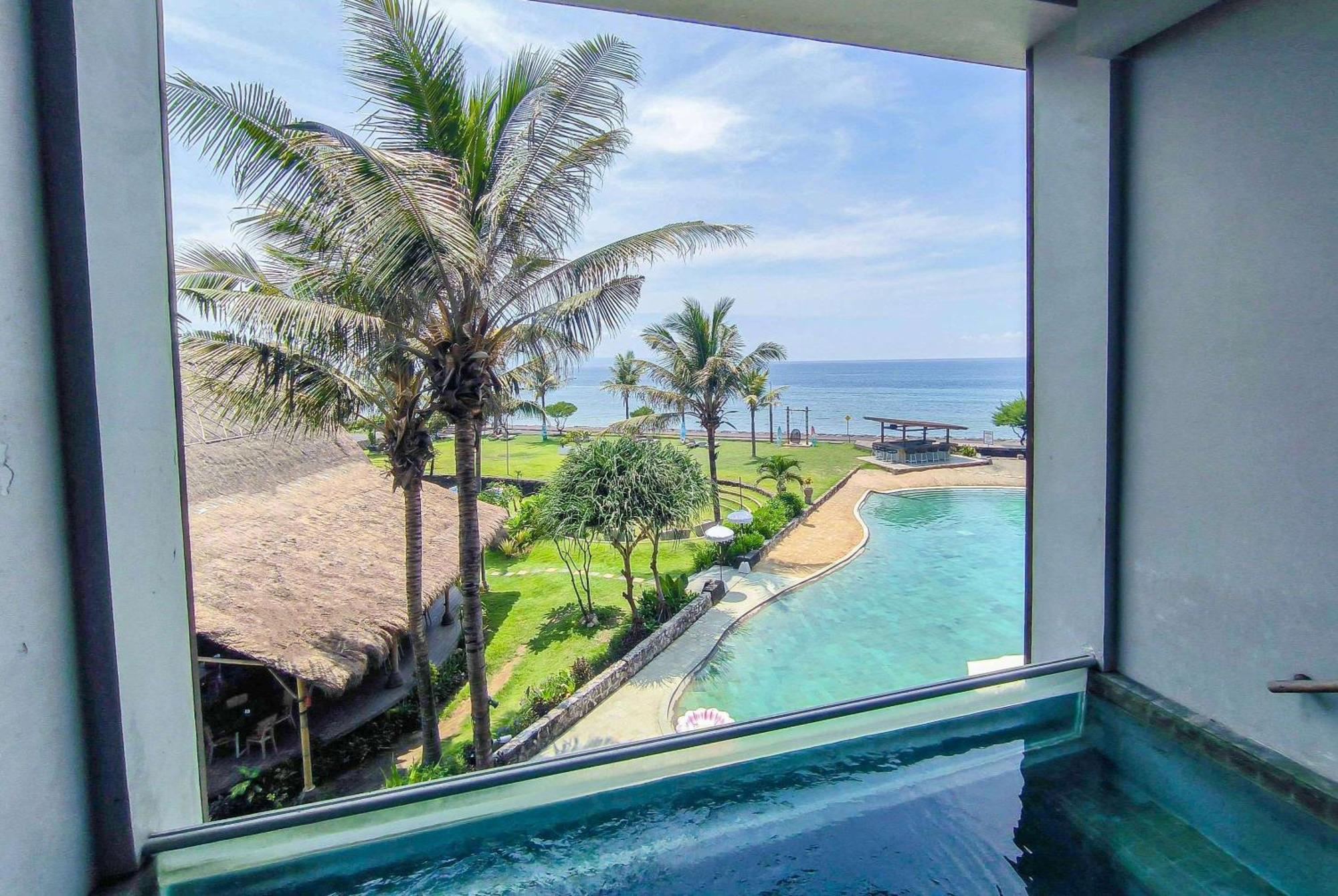 Wyndham Tamansari Jivva Resort Bali Siyut Esterno foto View from the pool at the hotel