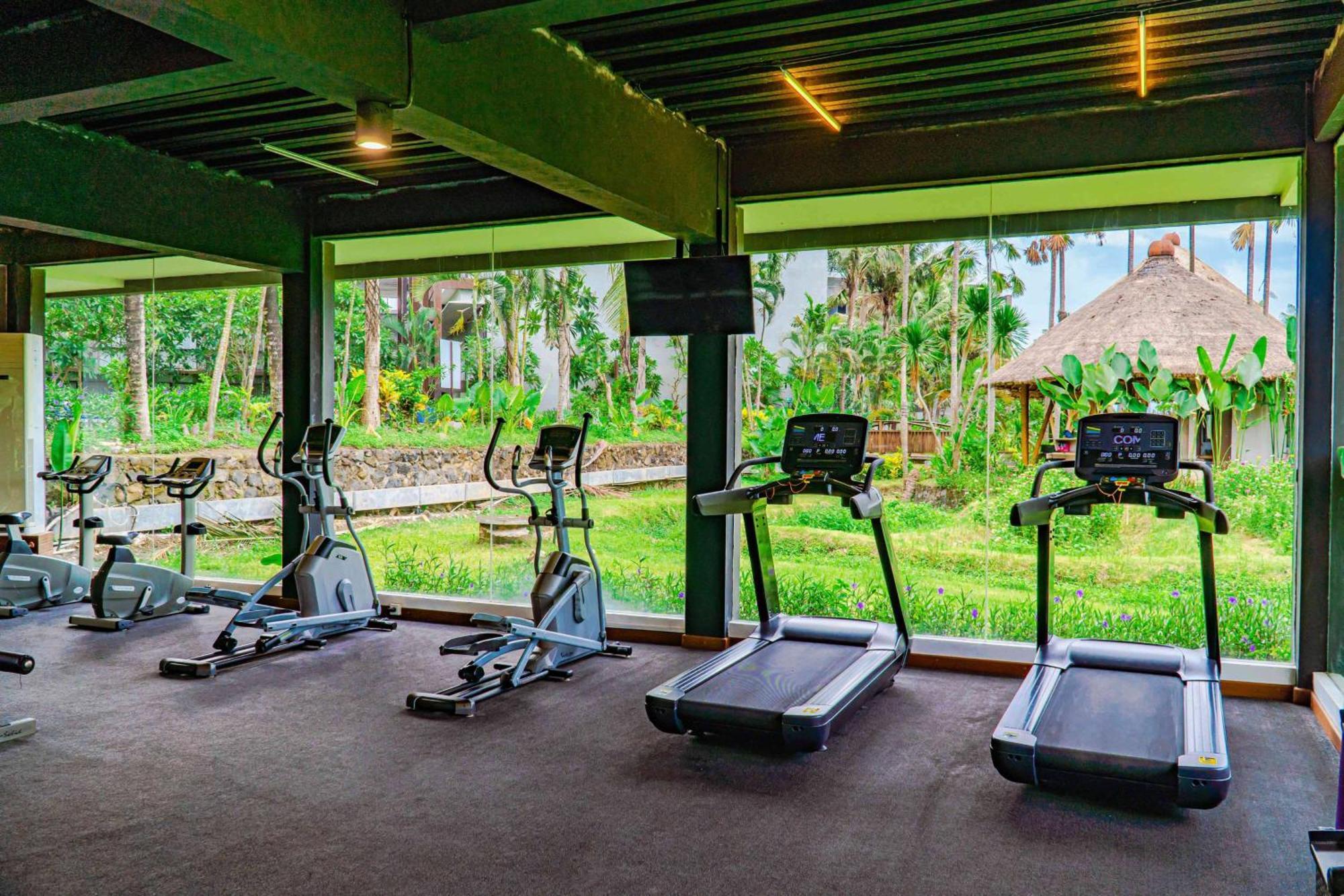 Wyndham Tamansari Jivva Resort Bali Siyut Esterno foto The gym at the resort