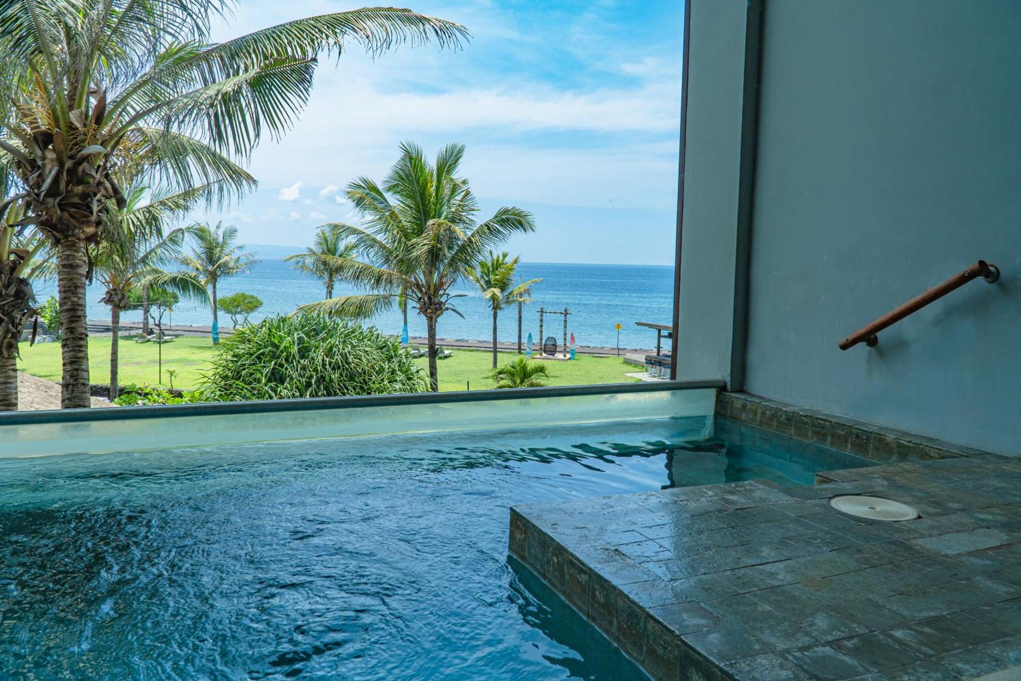 Wyndham Tamansari Jivva Resort Bali Siyut Esterno foto View from the pool at the hotel
