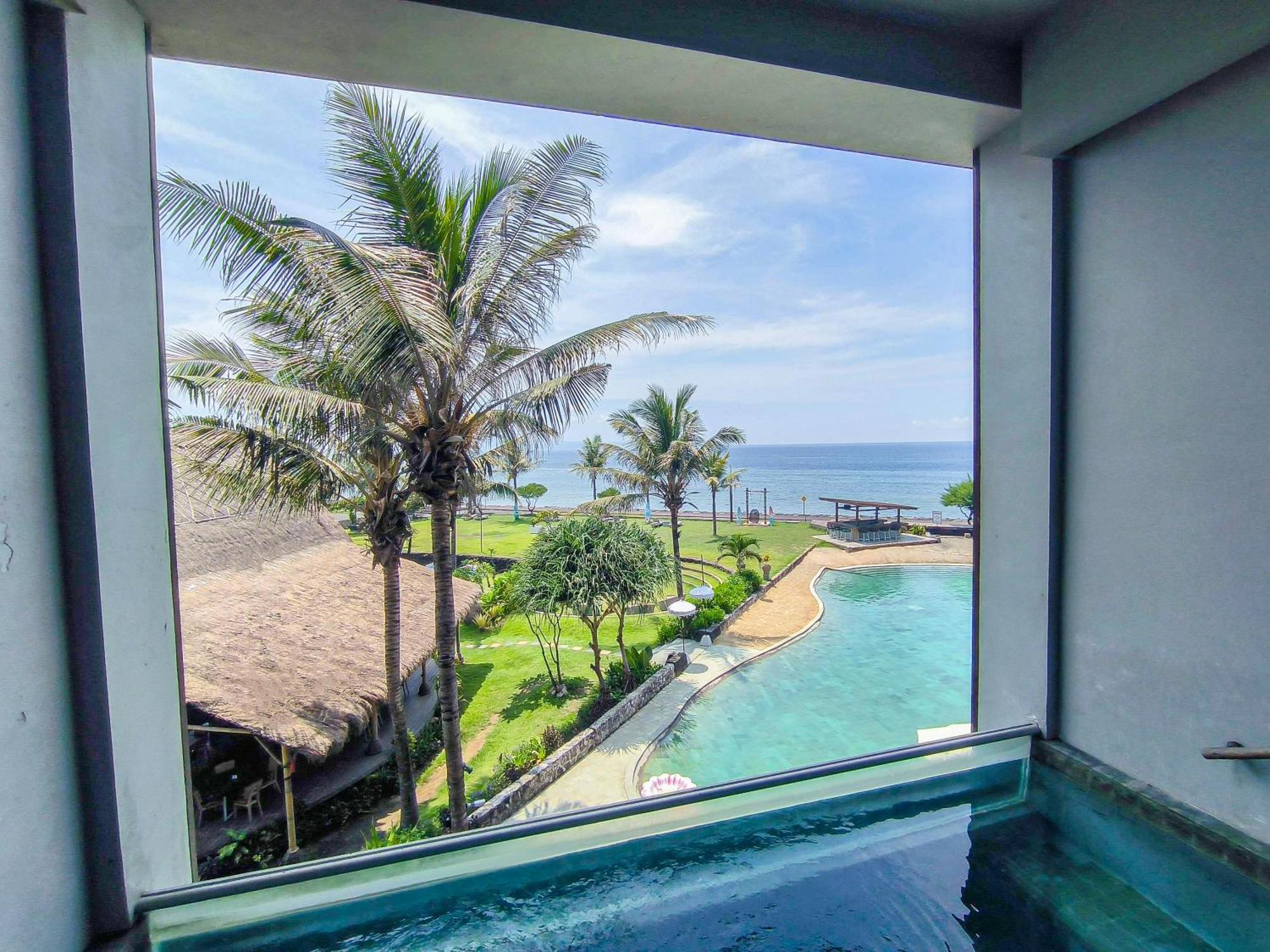 Wyndham Tamansari Jivva Resort Bali Siyut Esterno foto View from the pool at the hotel