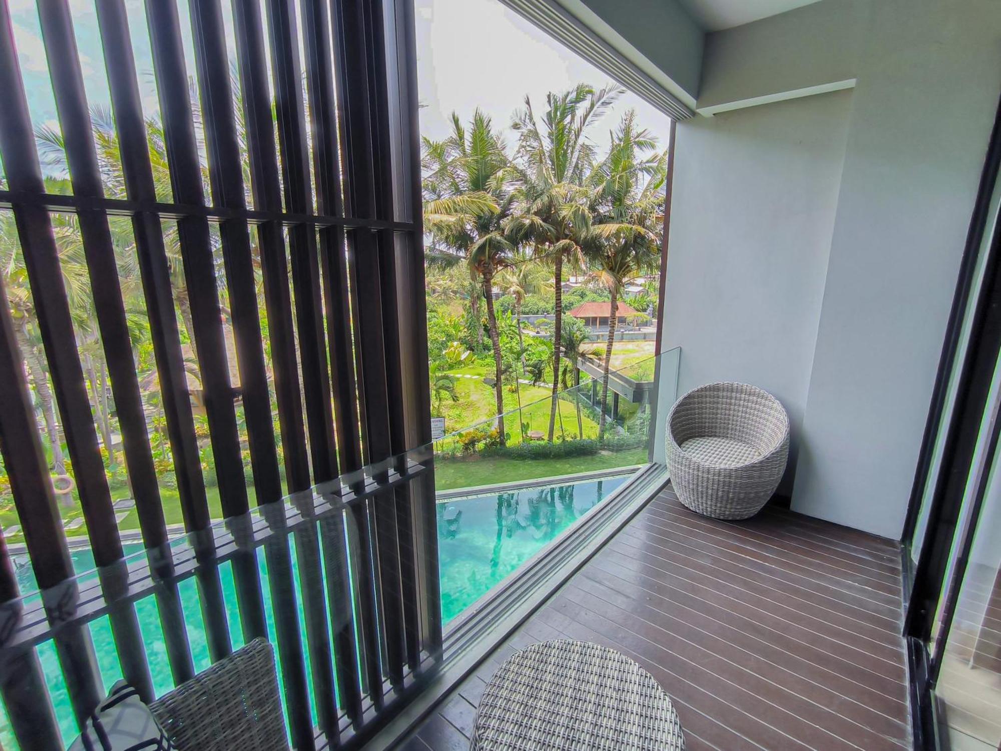 Wyndham Tamansari Jivva Resort Bali Siyut Esterno foto A balcony in a condominium