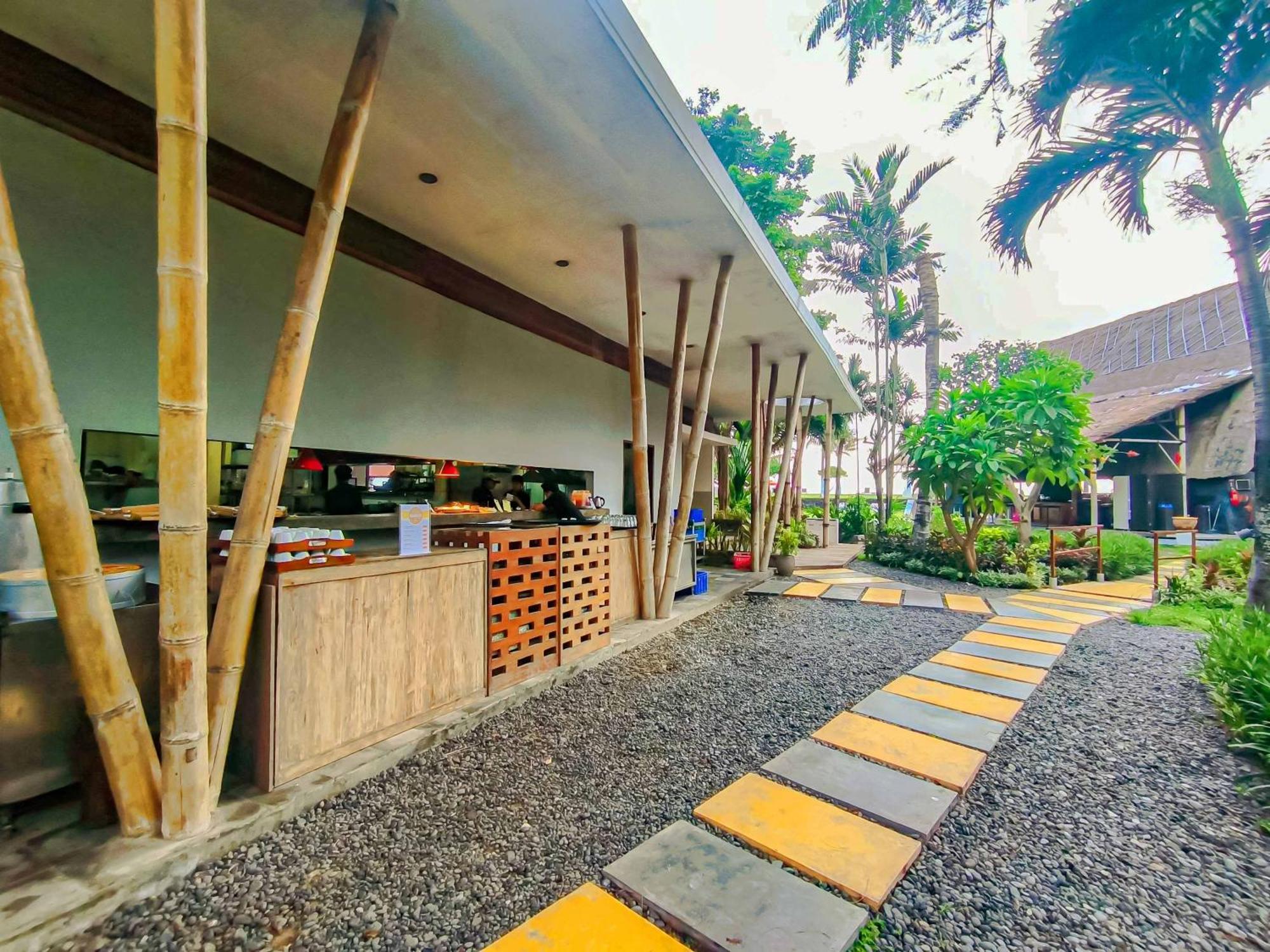 Wyndham Tamansari Jivva Resort Bali Siyut Esterno foto The restaurant at the resort