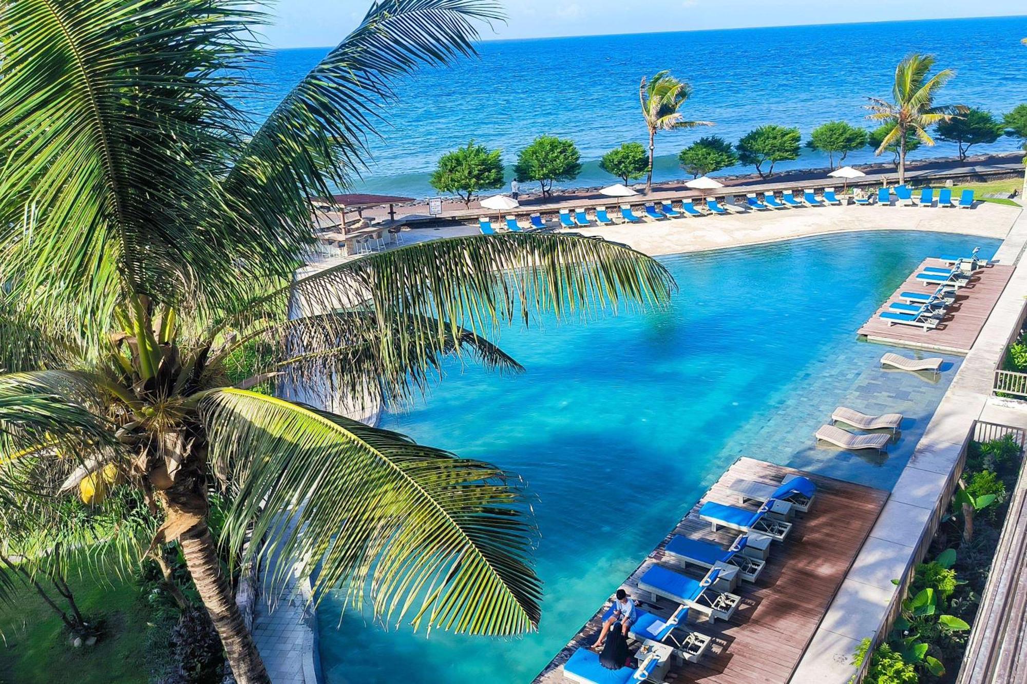 Wyndham Tamansari Jivva Resort Bali Siyut Esterno foto The beach at the Sheraton Maldives Resort & Spa